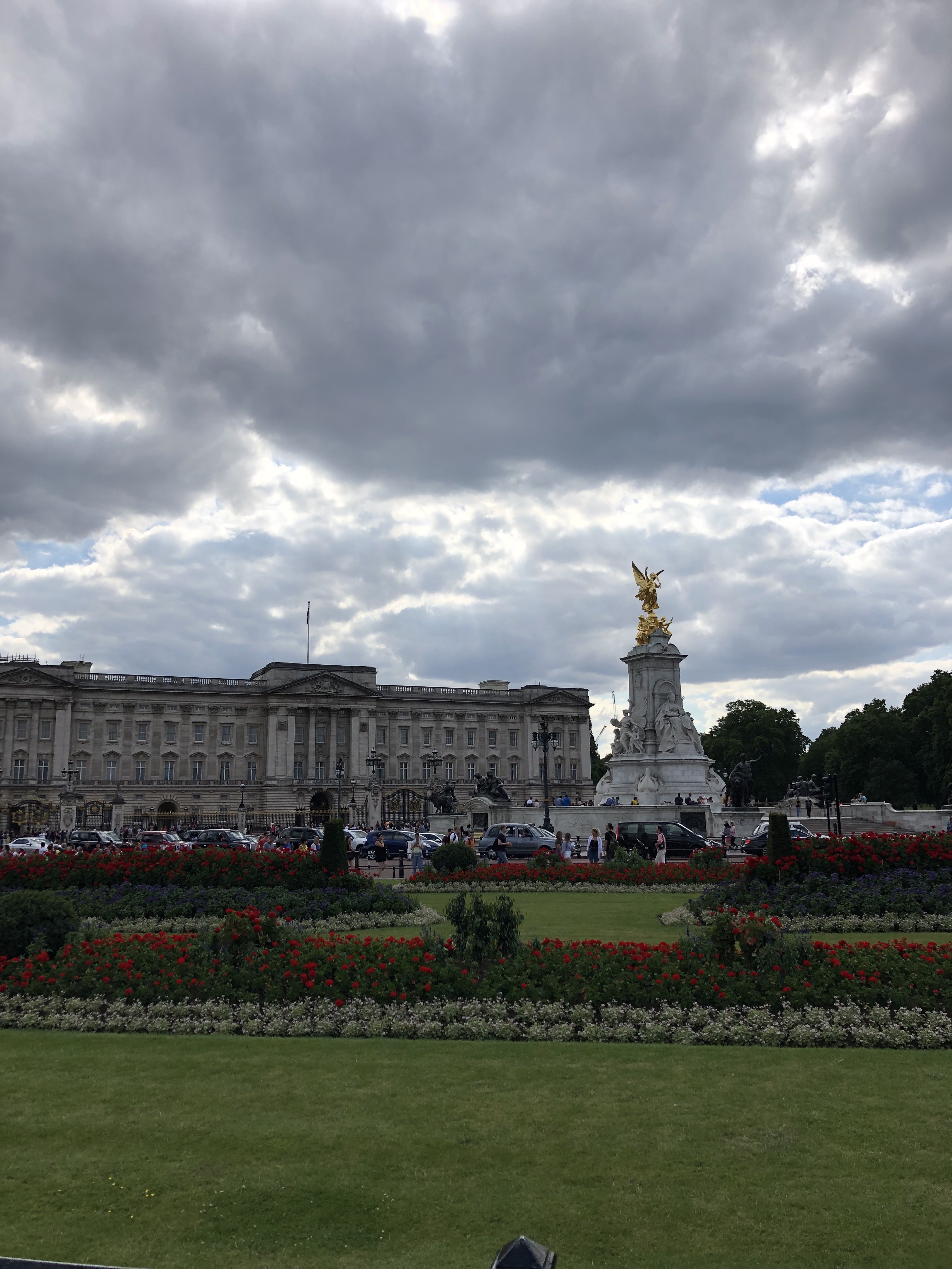 Buckingham palace with gray skies